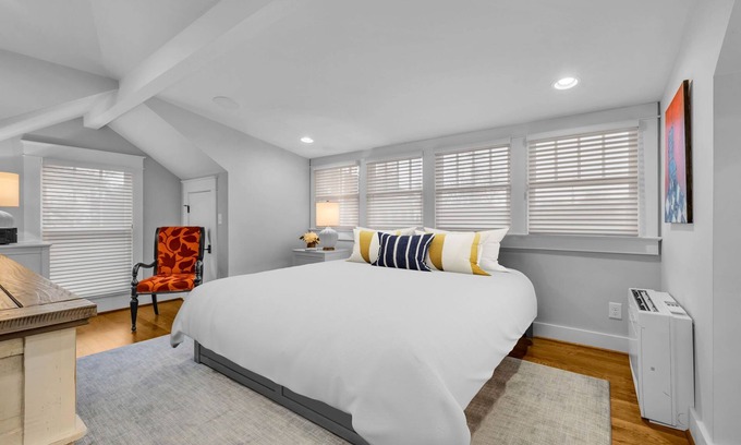 Richland Apartment | Modern Luxury Contemporary Private Studio Suite West End