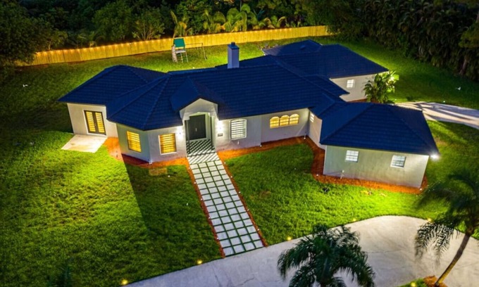Hunt Club House | Modern Luxury Poolside Estate