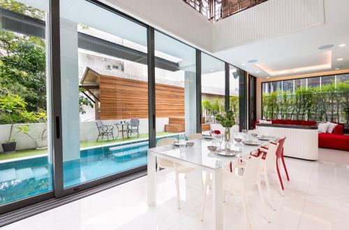 Thonglor Villa | Modern Luxury Poolhaus with Lift