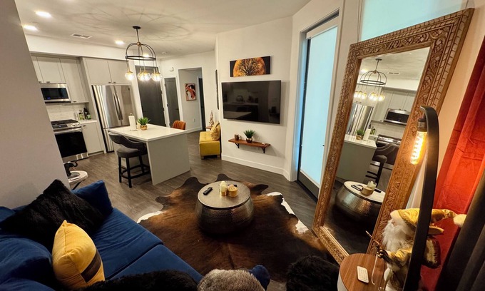 Costa Mesa Apartment | Modern Luxury Retreat - Walk to South Coast Plaza & Arts in Costa Mesa