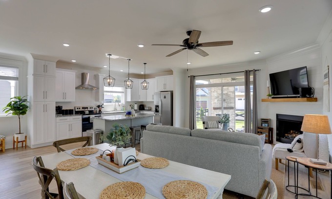 Winchester House | Modern Luxury Retreat: Walk to Tims Ford Lake!