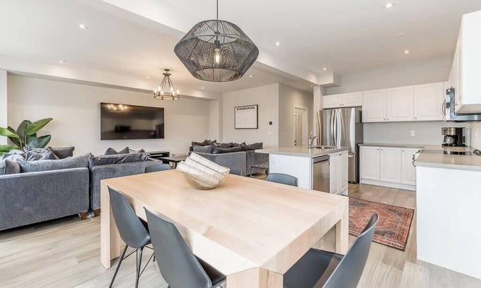 The Blue Mountains House | Modern Luxury Townhome - Walk to Blue/Sleeps 10
