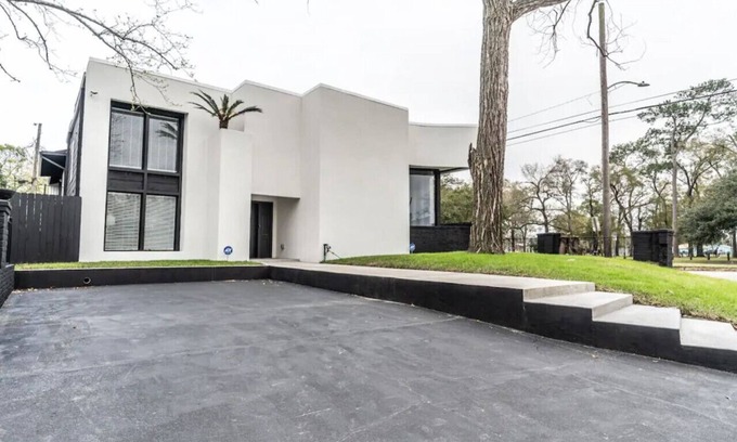 Northside House | Modern Mansion w/Lounge Pool, Arcade, Theater & Gym
