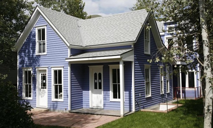 Aspen House | MODERN Monet Blue Aspen Victorian Whole House In Town, with Private Hot Tub!