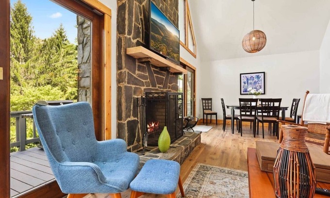 Warrensville House | Modern Mountain Escape, Modern Mountain Escape 10 minutes to West Jefferson.