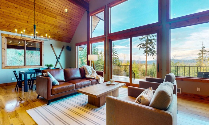 Cle Elum Cabin | Modern mountain home with two cabins, hot tub & stunning views