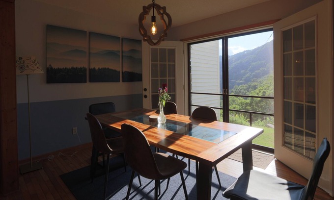 Marshall House | Modern Mountain House - River Views & Walk to Town