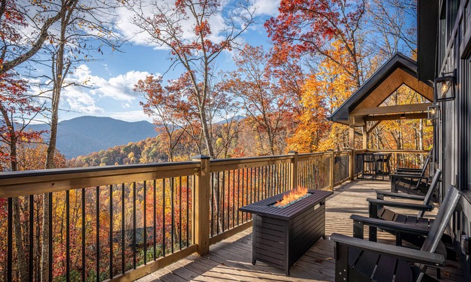Maggie Valley Cabin | Modern Mountain Lodge/Scenery/Hot Tub/Game Room/Bar