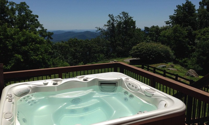 Pedlars Edge House | Modern Mountain Retreat: Hot Tub, Chef's Kitchen, Game Room & Ski Access