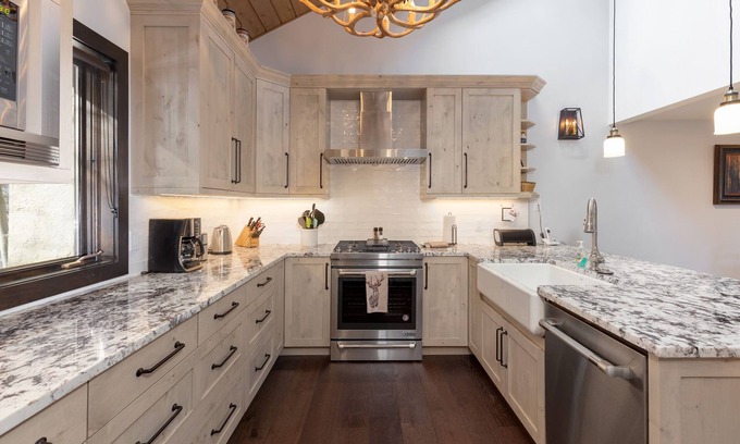 Avon House | Modern Mountain Townhome- A Spacious Retreat For Your Getaway!