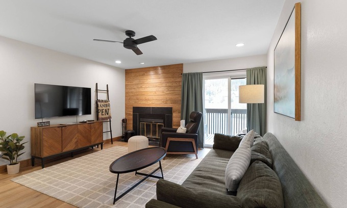Frisco Condo | Modern Mountain-View Condo - Pool, Hot Tubs & Near 3 Ski Resorts!