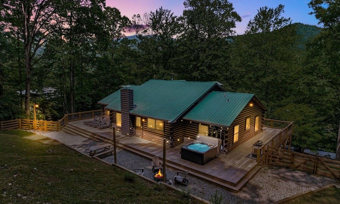 Candler Cabin | Modern Mountainside Cabin | Hot Tub, Game Room + Biltmore Pass Near Asheville