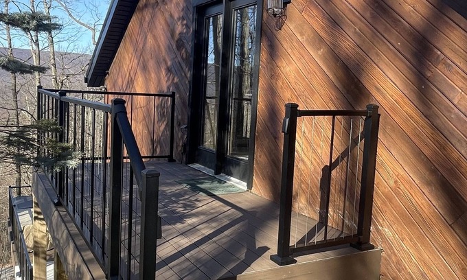 James Creek House | Modern Mountainside Retreat with Hot Tub, Wifi, Kitchen, & Scenic Views
