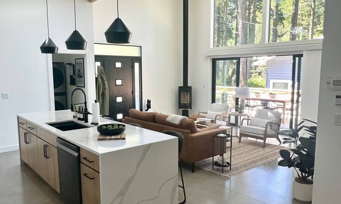 Downtown Cannon Beach House | Modern New Build Pet Friendly 3BR 2BA home w/Hot Tub, Fire Pit & Coffee Bar Easy Walk to Beach