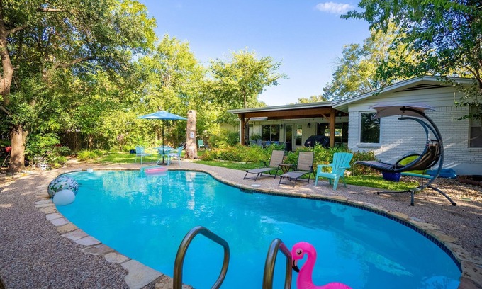 Windsor Park House | Modern Oasis Heated Pool BBQ, EV & Fast WiFi