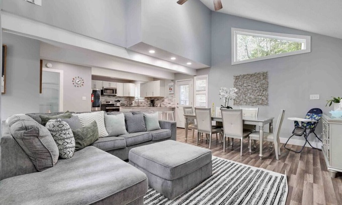 Tobyhanna House | Modern Poconos Central Cozy 5BR Home - Game Room