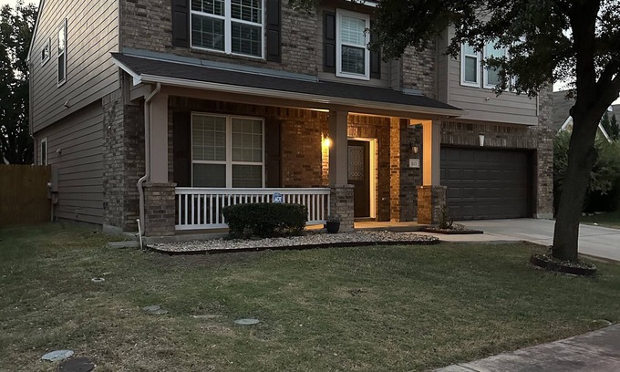 San Antonio House | Modern PRIVATE ROOMS by Alamo Ranch, Sea World, Fiesta Texas, NW San Antonio