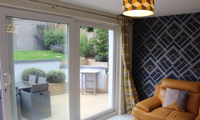 Chichester House | Modern Property Sleeping 6 with Garden, Near Goodwood Festival of Speed!