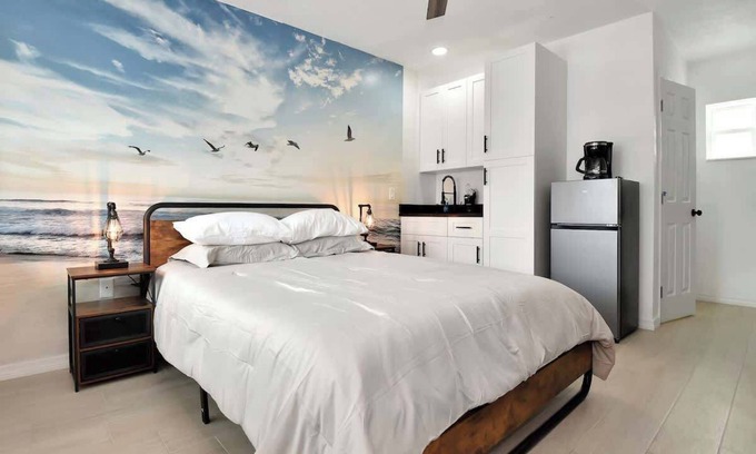 Daytona Beach Shores Apartment | Modern Queen Suite Steps to Daytona Beach - Room 2