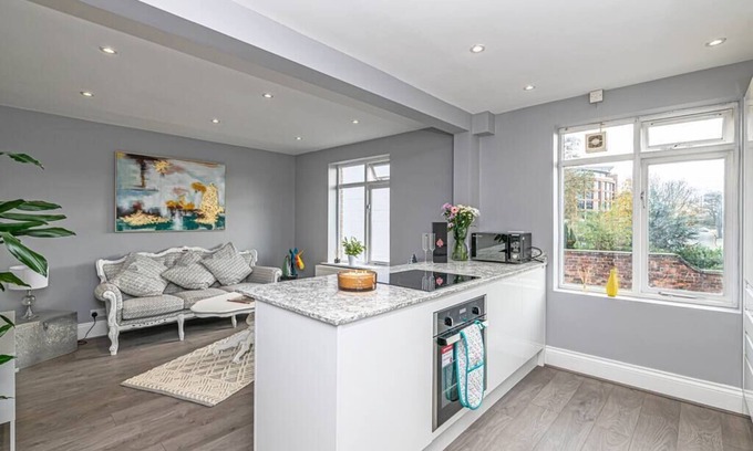 Chester Apartment | Modern Racecourse apt w/parking within city walls