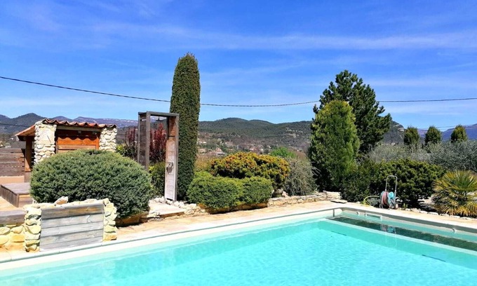 Mollans-sur-Ouveze Cottage | Modern, refurbished gîte with air conditioning, garden and jacuzzi.