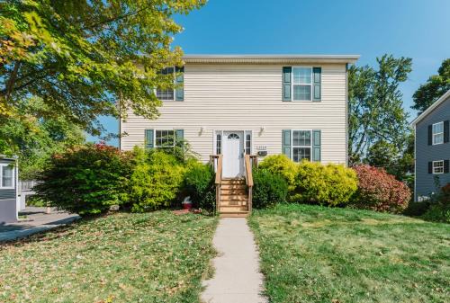 College Heights Apartment | Modern Renovated 3-Bed Near Ann Arbor & Ypsilanti