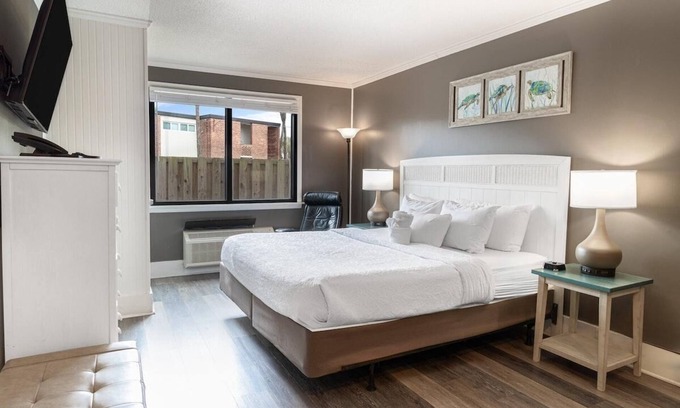 Litchfield by the Sea Apartment | Modern Resort View Room on the First Floor
