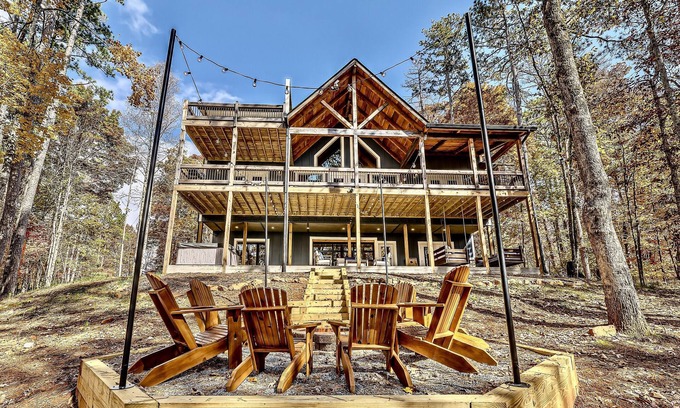 Ellijay Cabin | Modern retreat w/VIEWS and hot tub