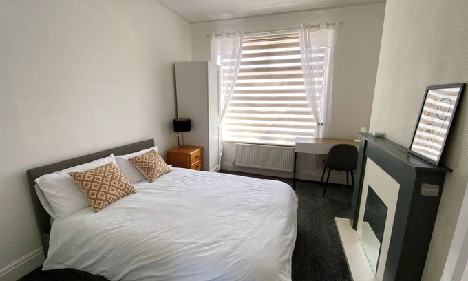 Salford House | Modern room for short stay in Salford, PLAB Samson
