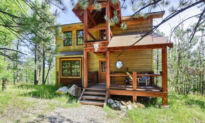 Deadwood Cabin | Modern Rustic 4 BR Black Hills Sanctuary with hot tub and Shared Heated Pool!
