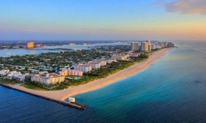 Singer Island Apartment | Modern Singer Island Executive Condo. Beach & Stores A Short Walk Away.