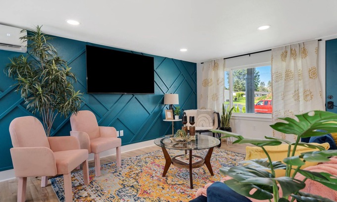 Richland House | Modern, Sleek, Comfortable & Pet Friendly!