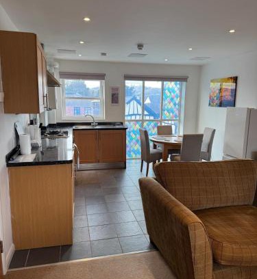 Llanidloes Apartment | Modern, sleeps 6, rural market town, Llani