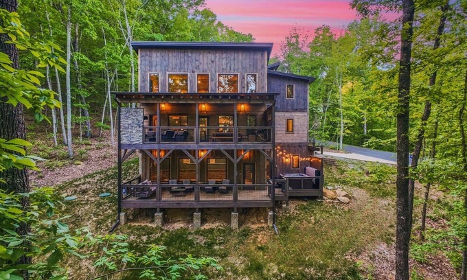 Gatlinburg - Pigeon Forge Cabin | Modern Smoky Mtn Cabin w/BBQ-Pool-Hot Tub-Theatre