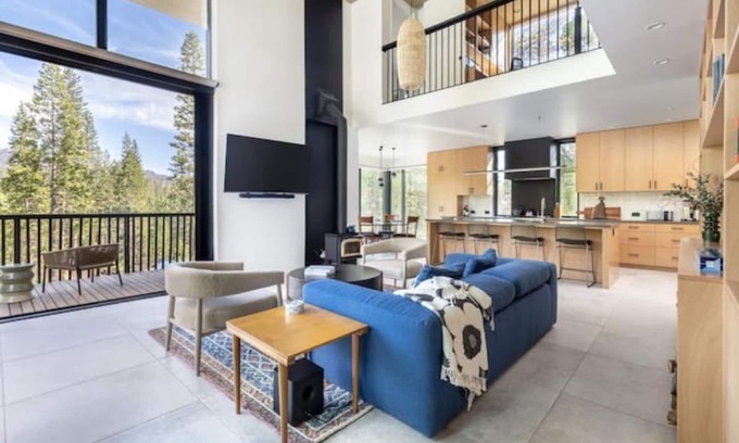 North Wawona Cabin | Modern Sophistication Bathed in Natural Light