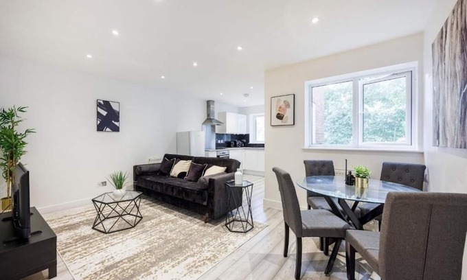 Southend-on-Sea Apartment | Modern & Spacious 1BR City Centre Nr High Street by Luxiety Stays