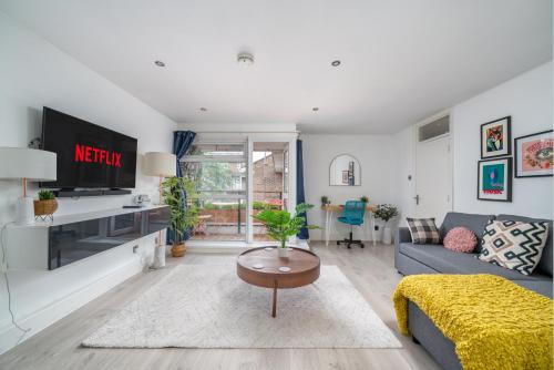 Limehouse Apartment | MODERN & SPACIOUS Canary Wharf Apartment, PRIME CENTRAL LOCATION, BALCONY, Near O2, EXCEL, LONDON CITY AIRPORT & GREENWICH