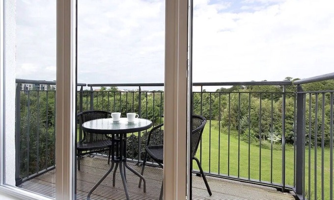 Restalrig Apartment | Modern, Spacious City Apartment, Lift, Balcony, Free Wi-fi & Parking, Fab views,