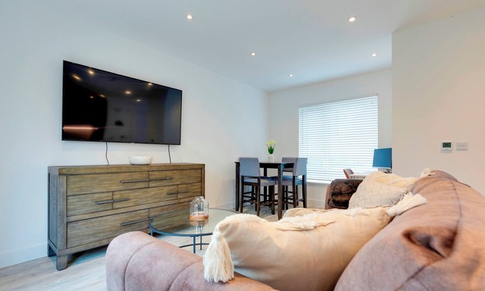 Cambridge House | Modern Spacious Townhouse, Free Parking EV Station| Pass the Keys