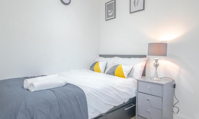 Sheffield Apartment | Modern Studio Apartments Sheffield City Centre - Netflix, WiFi, Digital TV