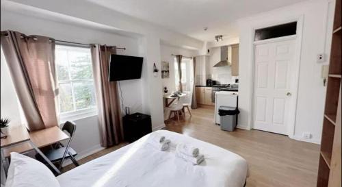 Chelsea Riverside Apartment | Modern Studio in London by Stayfolk, Ideal for Short Stays - Sleeps 2