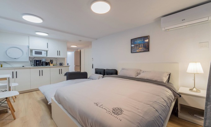 Cote-Des-Neiges—Notre-Dame-De-Grace Apartment | Modern studio w/patio/BBQ/parking