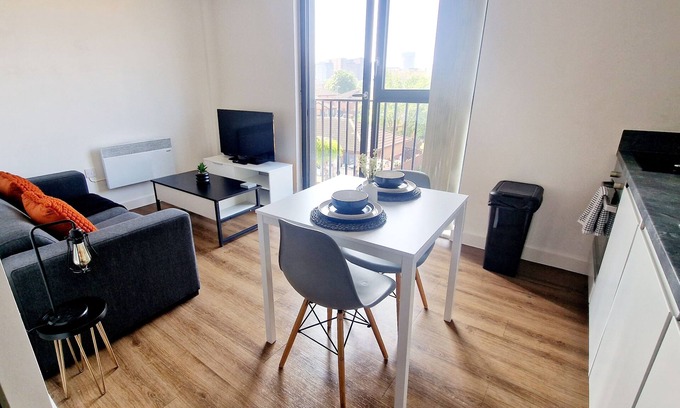 Chinatown Apartment | Modern Studio with Juliette balcony in Liverpool City Centre