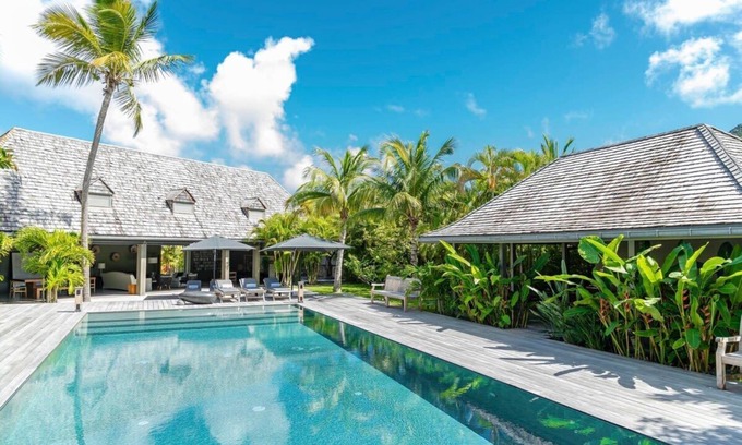 Vitet Villa | Modern Style 7 bedroom villa within walking distance to the beach