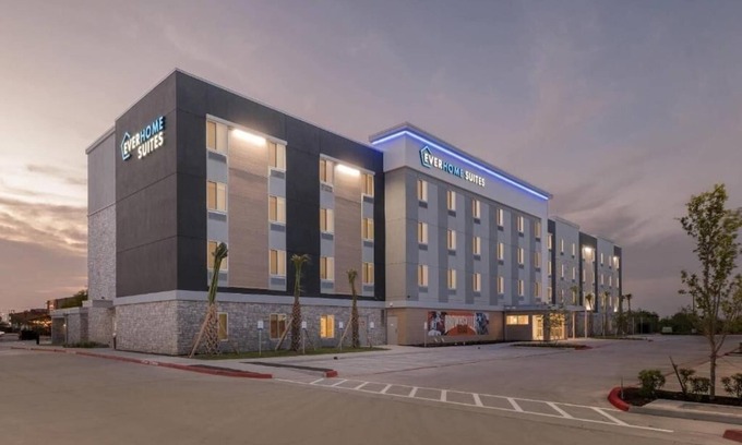 Brownsville Hotel | Modern Suite w/Full Kitchen + Workspace for Long-Term Stays
