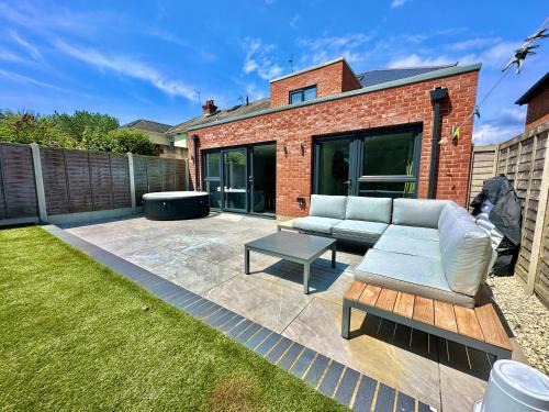 Christchurch House | Modern Three Bedroom Home with Hot Tub and Garden - Christchurch Location - Sleeps 7