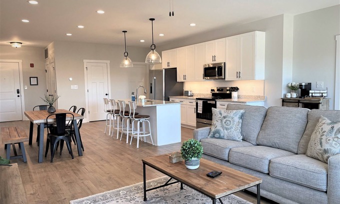 Forest Condo | Modern Top-level 2BR/2BA Condo w/Private Balcony in Secured Bldg w/Elevator!