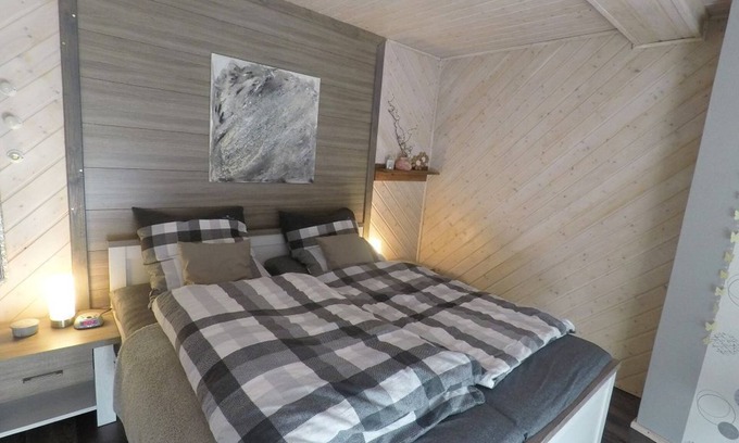 Kirchenlamitz Apartment | Modern und hochwertig ausgestattete 4-Sterne Ferienwohnung " Blütentraum"