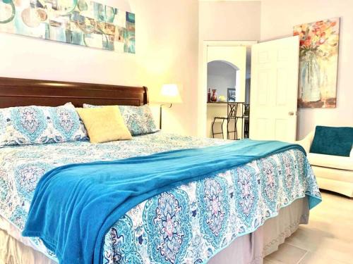 West San Antonio House | Modern Updates - Great Location - King Bed- BMT