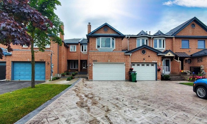 East Credit House | Modern Upscale House With Patio & BBQ!
